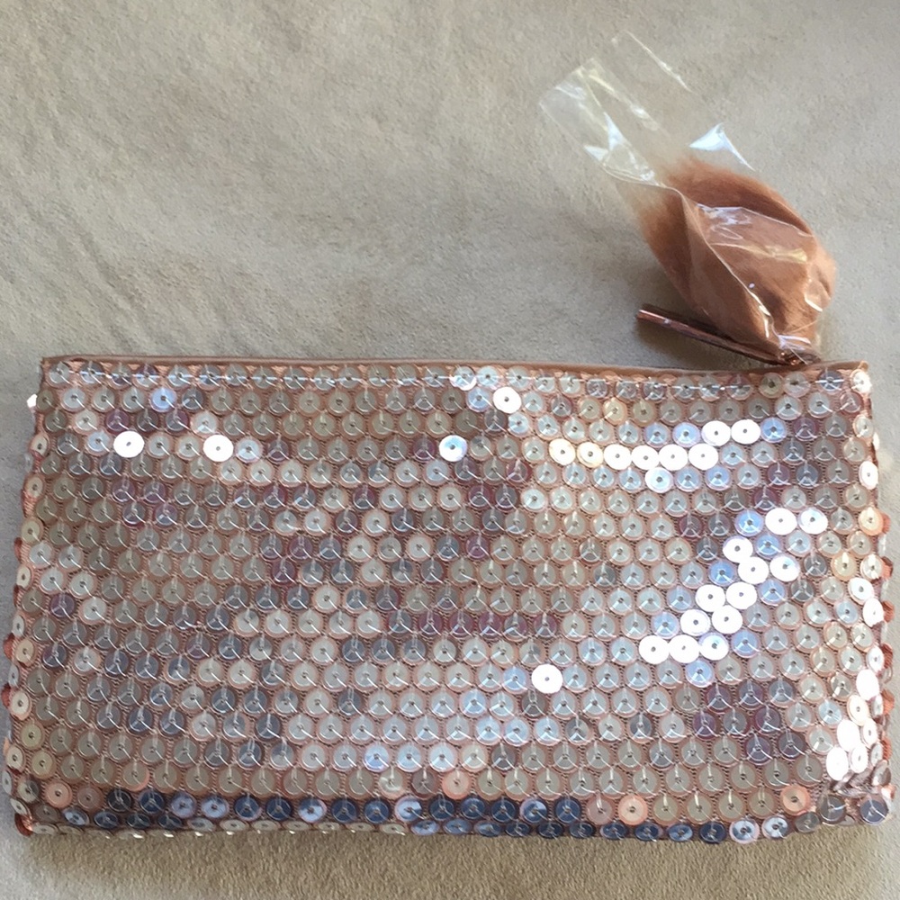 **SOLD** Mac Holiday Snow Ball Face Bag in Gold - Picture 4 of 4